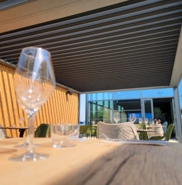 pergola alu et bardage bois à Angers (restaurant La Pala)